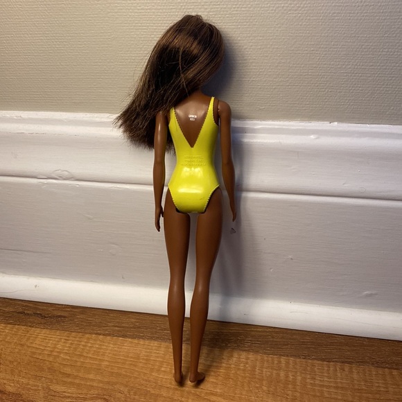 Beach Barbie in Yellow - Picture 5 of 6